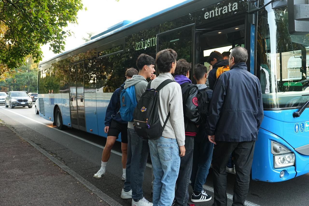 Reggio Emilia, caos al polo scolastico di via Rosselli: studenti lasciati a terra da autobus sovraffollati