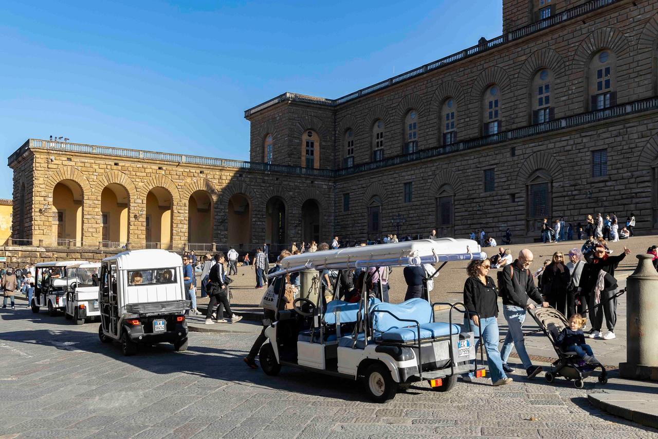 Firenze, stop a risciò e golf car dal 15 ottobre: corsa per ottenere una delle 24 navette autorizzate in area Unesco