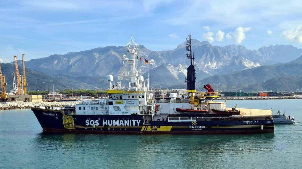 Migranti, a Carrara c’è l’ipotesi hotspot da ospitare alle spalle del porto<br>