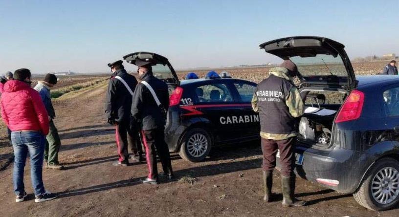 Caporalato, in venti in due case: denuncia e multa a Portomaggiore