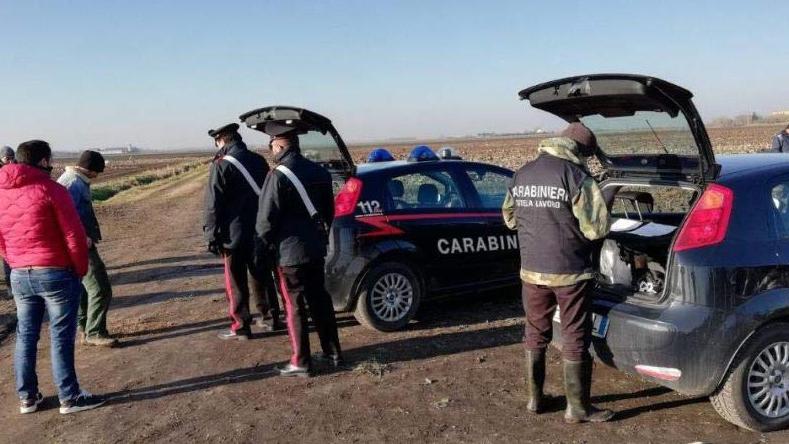 Caporalato, in venti in due case: denuncia e multa a Portomaggiore