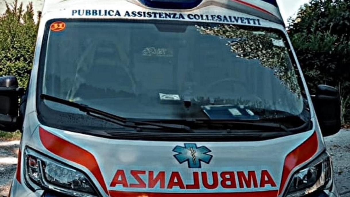 Un'ambulanza della Pubblica assistenza di Collesalvetti (foto d'archivio)