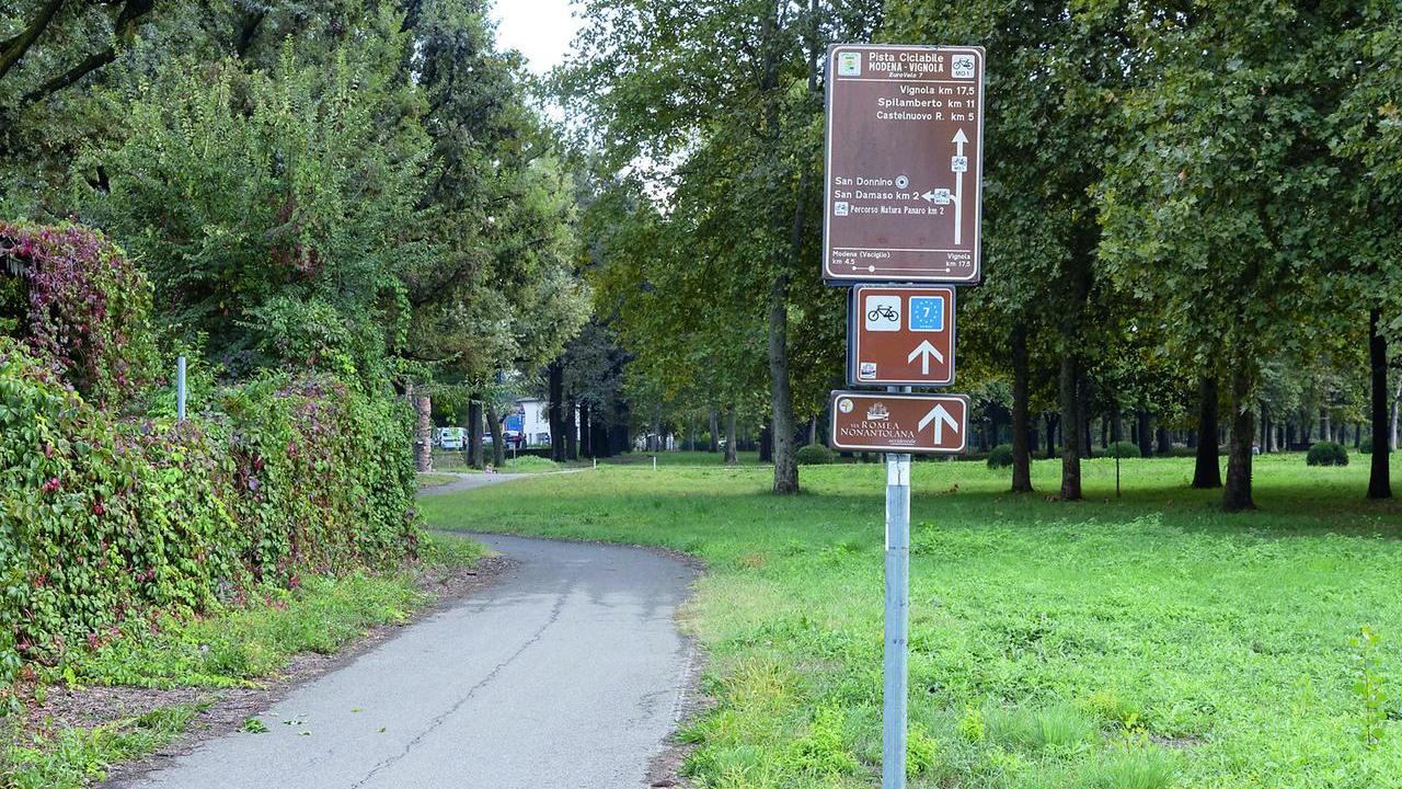 Un tratto della ciclabile dove si è consumata la brutale aggressione