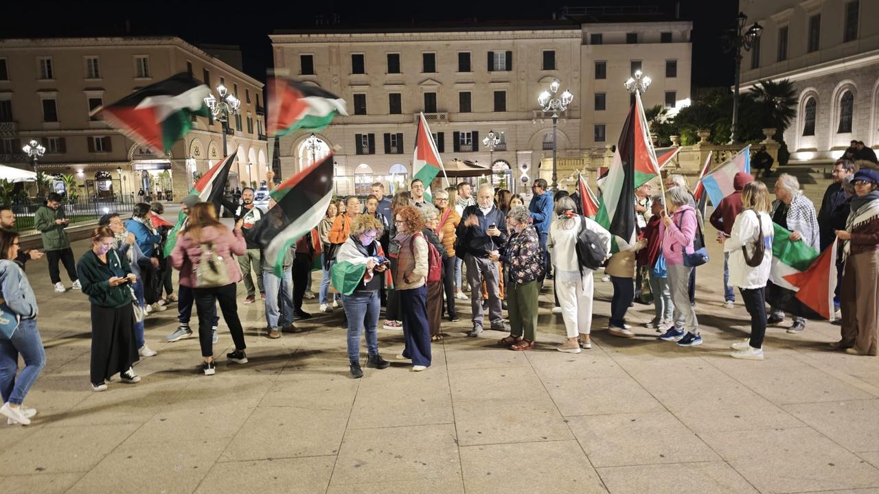 Anche a Sassari il presidio spontaneo per la Flottilla: bandiere palestinesi in piazza d’Italia