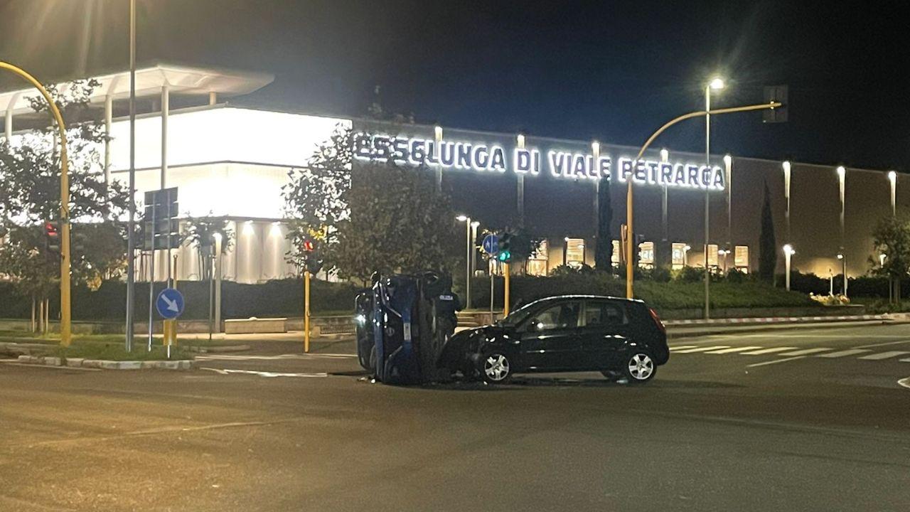 Livorno, scontro tra due auto sul viale Petrarca: una si ribalta