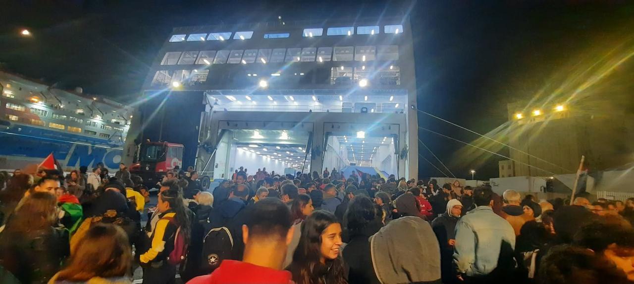 
	I manifestanti mentre bloccano la nave della Moby


