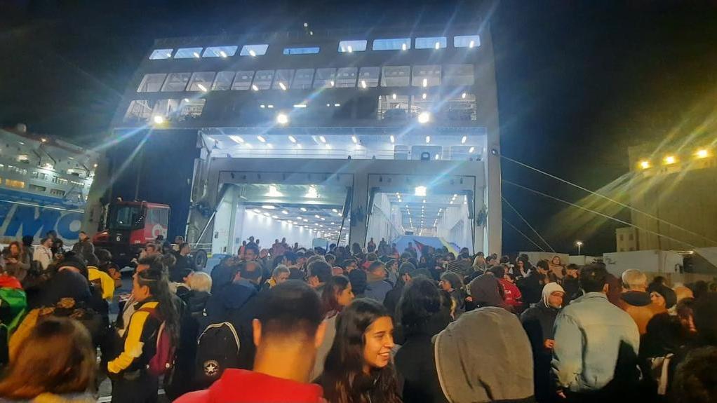 I manifestanti mentre bloccano la nave della Moby