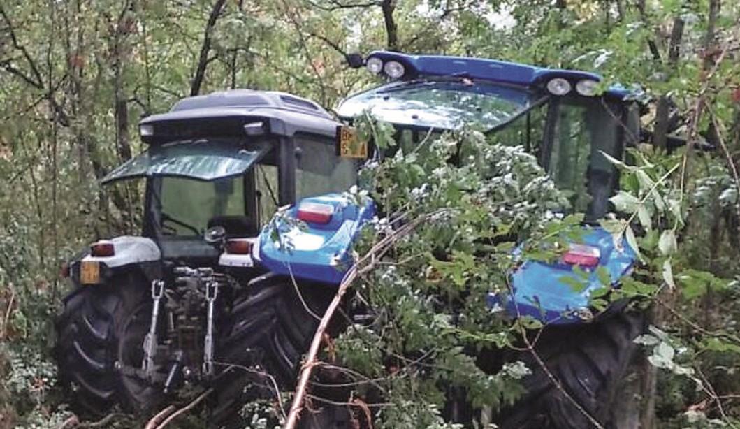 
	I due trattori nascosti nella boscaglia

