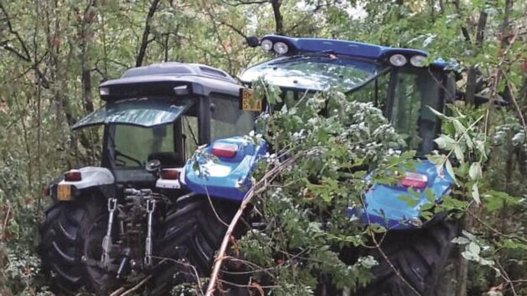 I due trattori nascosti nella boscaglia
