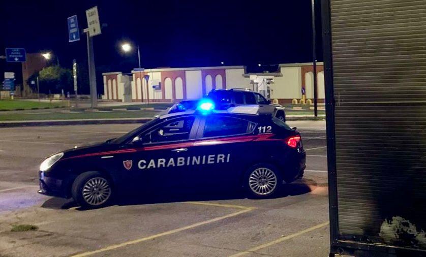 Minaccia i passanti con un coccio di vetro: fermato dai carabinieri