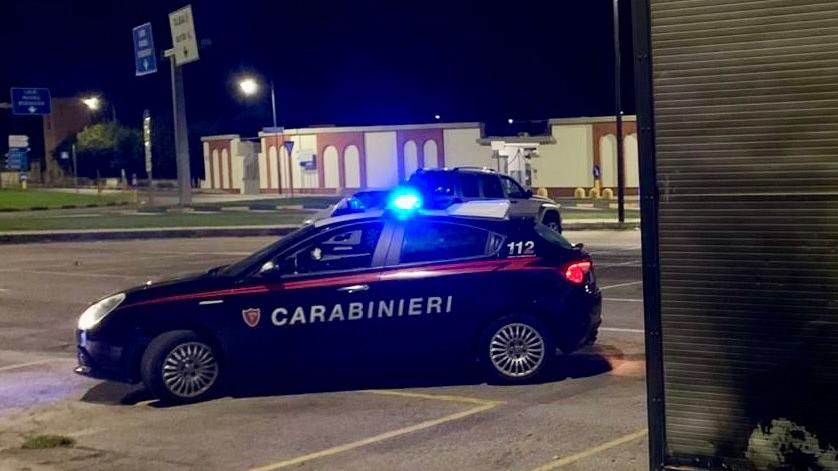 Minaccia i passanti con un coccio di vetro: fermato dai carabinieri