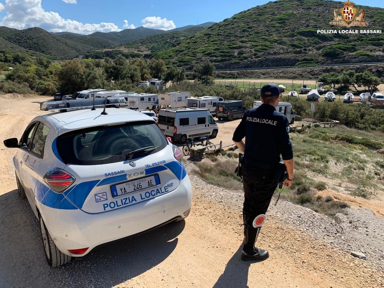 Decine di camperisti abusivi sulle rocce di Porto Palmas: maxi multa