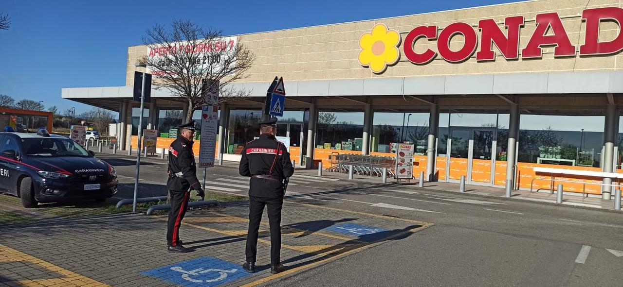 Raggirate mentre fanno la spesa per derubarle: anziane nel mirino, tre denunciati