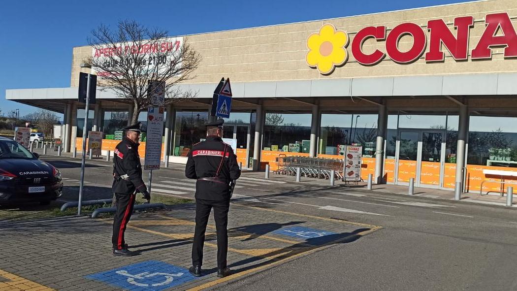 Raggirate mentre fanno la spesa per derubarle: anziane nel mirino, tre denunciati