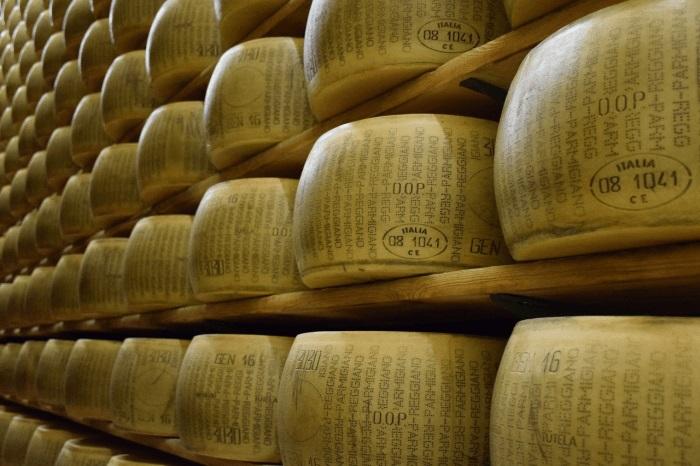Caseifici aperti alla scoperta del Parmigiano Reggiano: ecco quali visitare