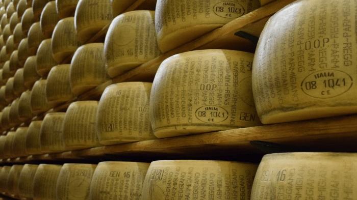 Caseifici aperti alla scoperta del Parmigiano Reggiano: ecco quali visitare