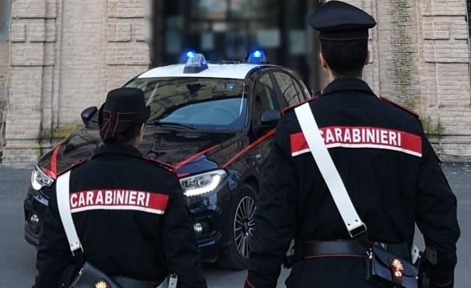 Perde il borsello con 1600 euro dentro, ma una donna lo trova e lo consegna ai carabinieri