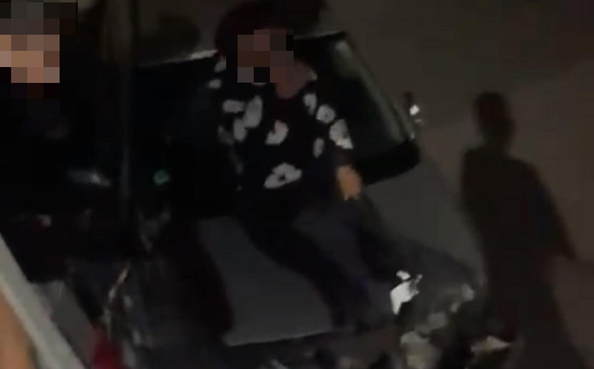 Uno dei ragazzi sdraiato dolorante sull'auto colpita