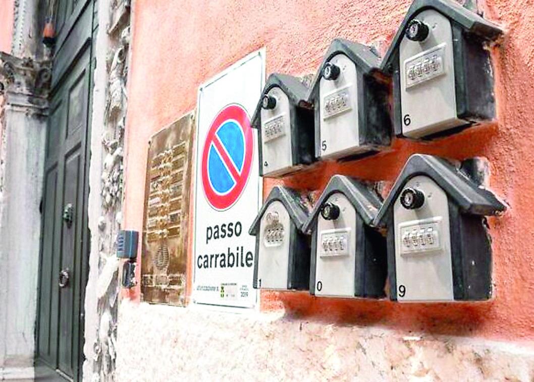 Affitti brevi, la Regione sfida le città e le lobby immobiliari