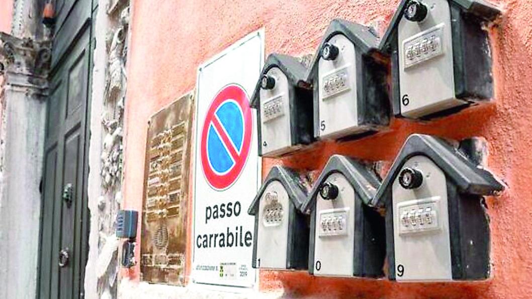 Affitti brevi, la Regione sfida le città e le lobby immobiliari