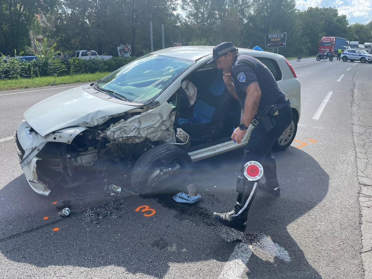 Scontro frontale in via Inghilterra: un ferito grave