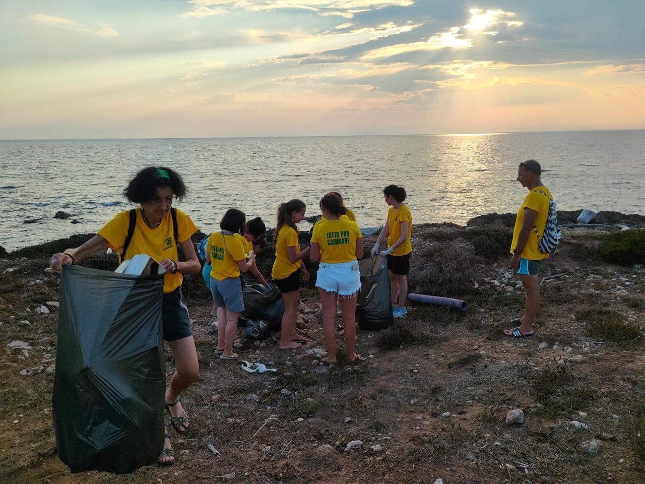 I bagnanti sporcano le spiagge, i volontari puliscono la sabbia: raccolti 17.100 mozziconi