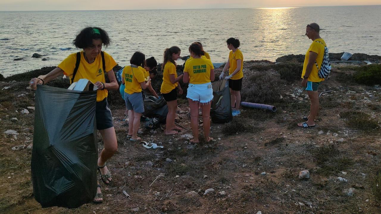 I bagnanti sporcano le spiagge, i volontari puliscono la sabbia: raccolti 17.100 mozziconi
