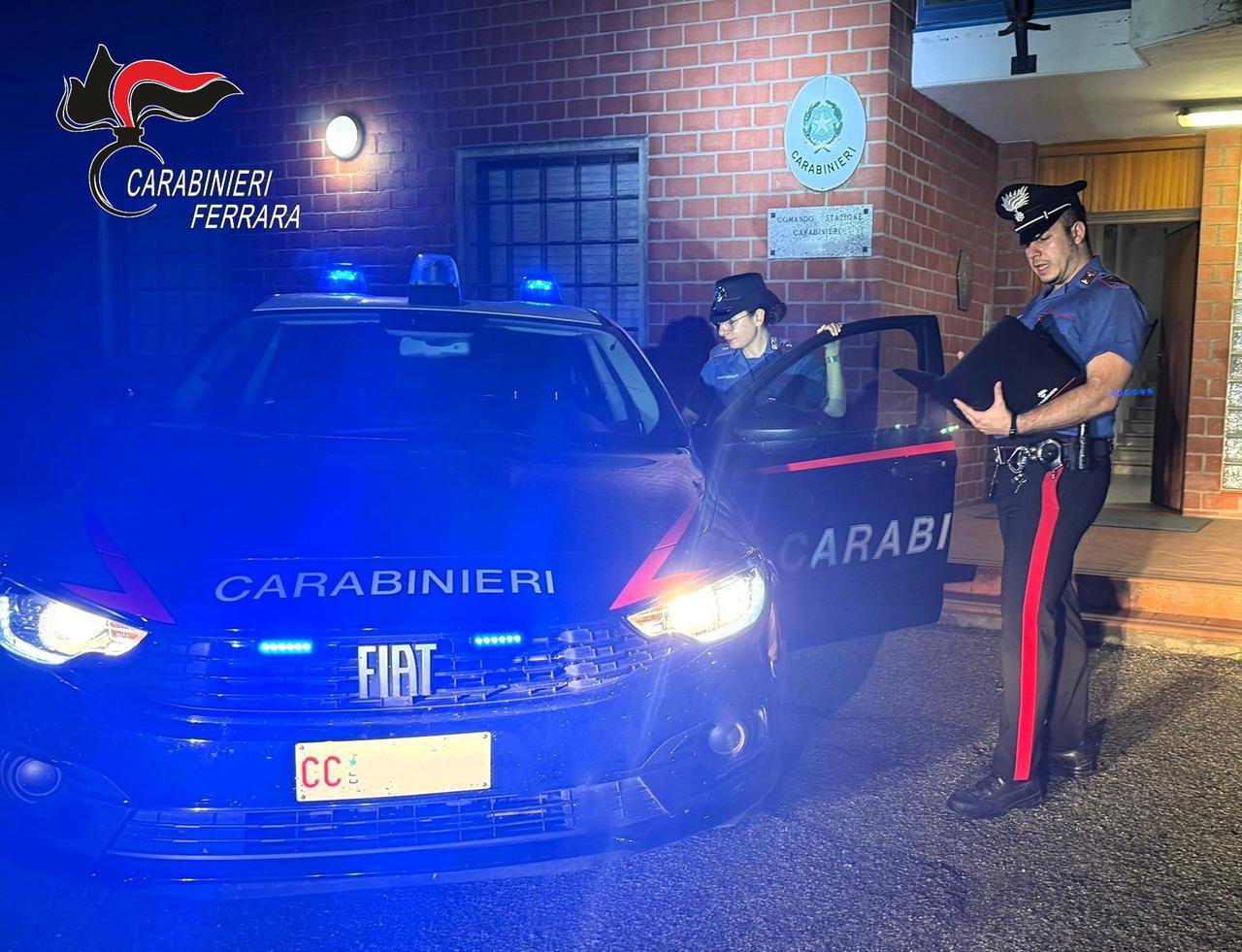 Musica alta e urla a Codigoro. Ubriaco aggredisce anche i carabinieri