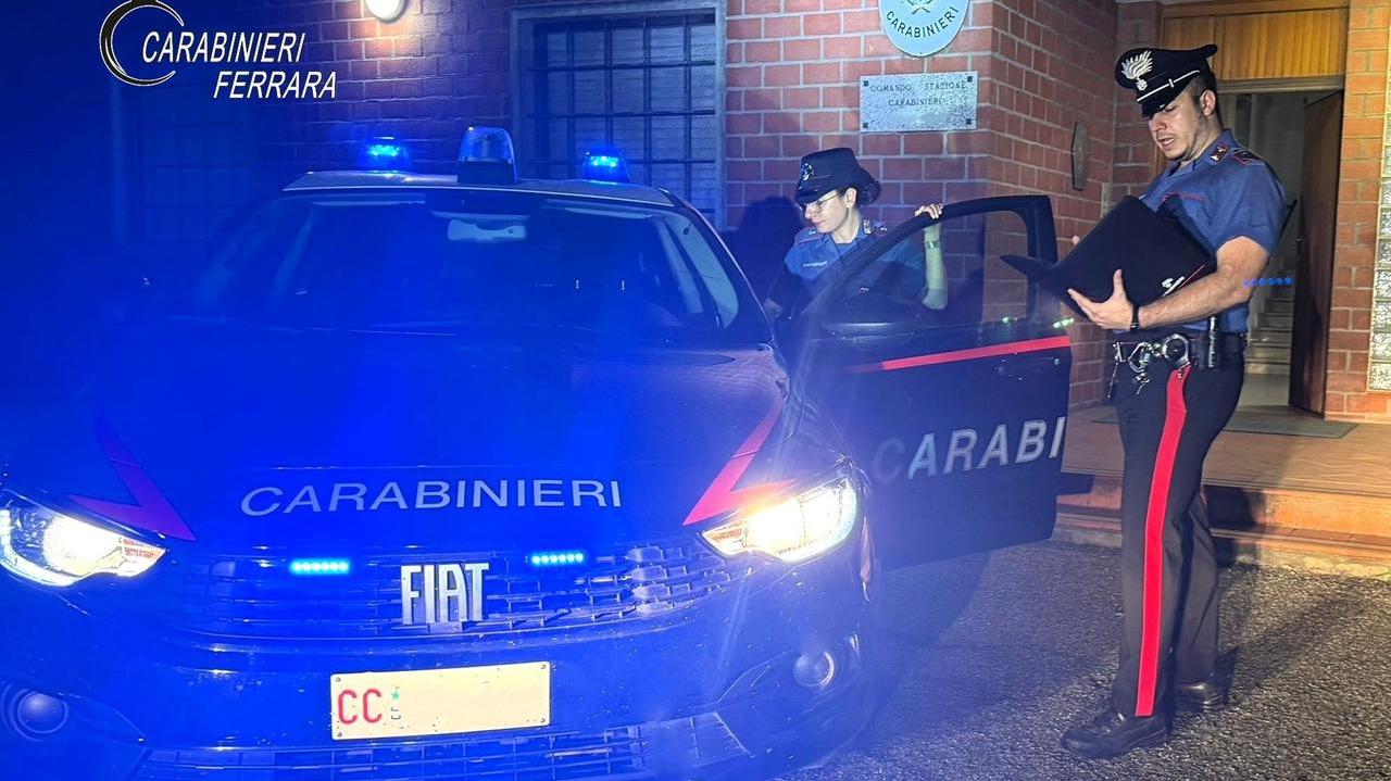 Musica alta e urla a Codigoro. Ubriaco aggredisce anche i carabinieri
