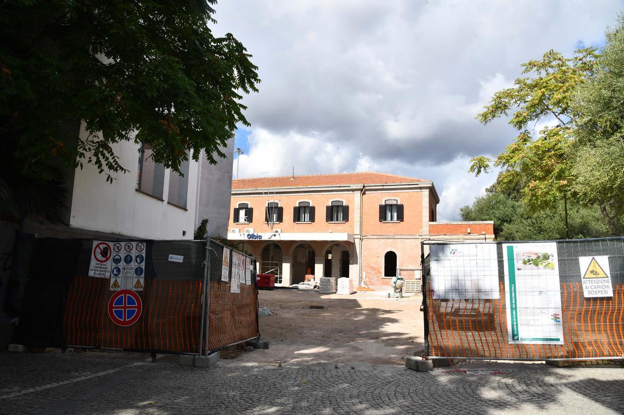 Olbia il cantiere di fronte alla stazione ferroviaria