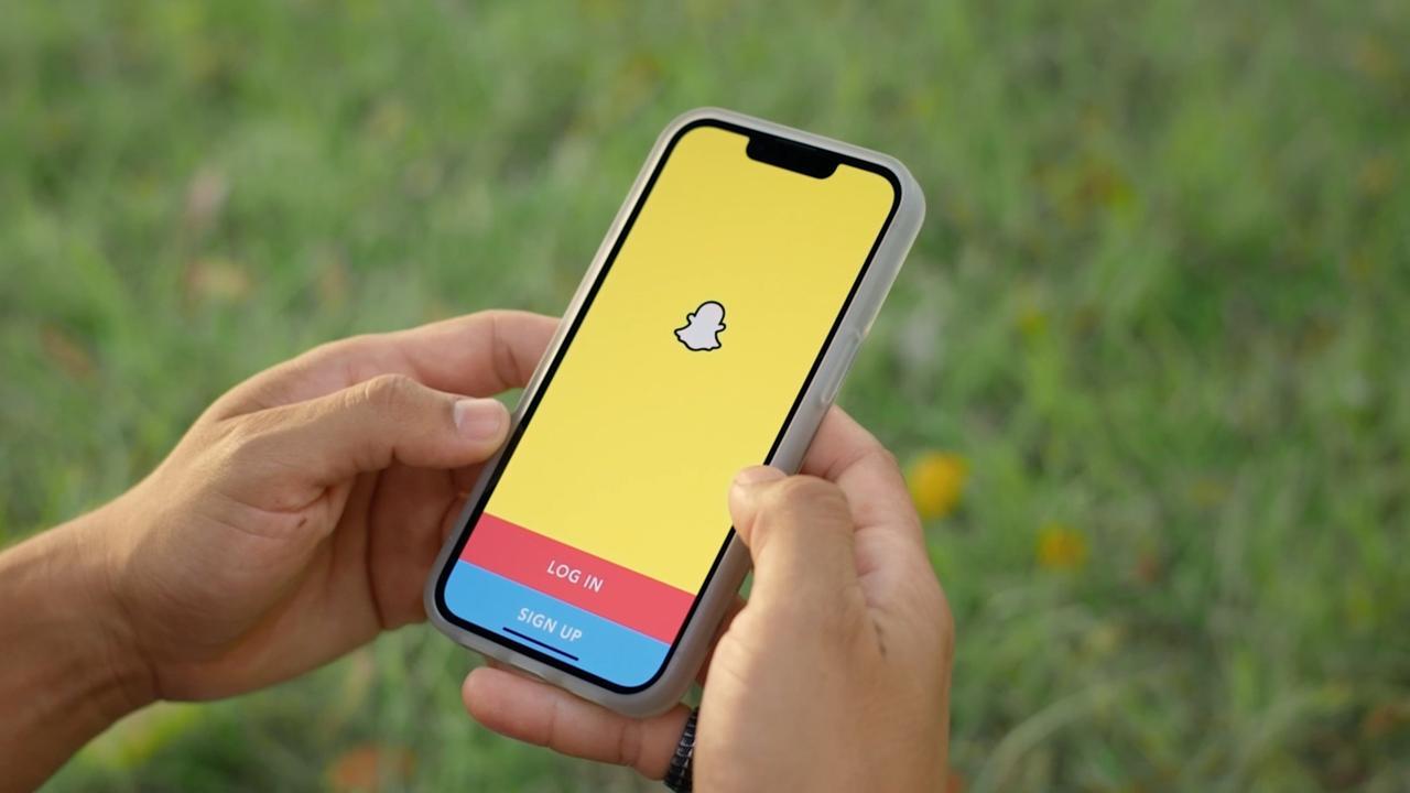 Adesca una bambina di 10 anni su Snapchat, 56enne a processo
