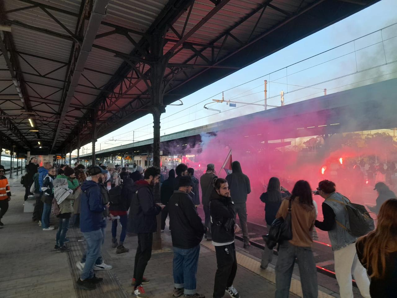 
	Le proteste in stazione


