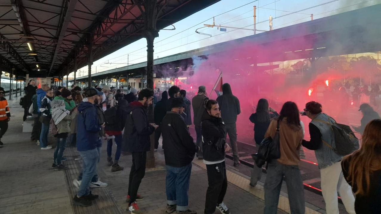 Le proteste in stazione