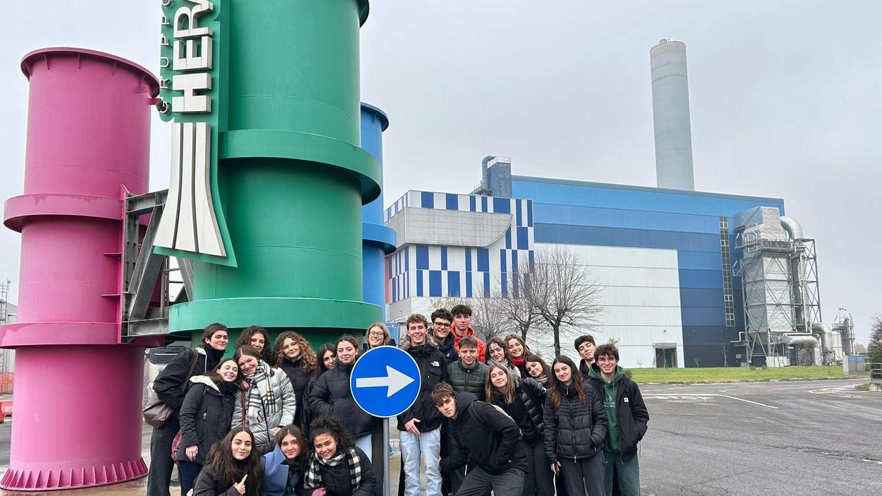Che fine fanno i nostri rifiuti? Il tour degli studenti all’interno del termovalorizzatore di Hera