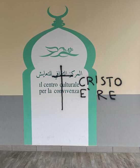 Graffiti e carne di maiale al centro islamico di Cento, i filmati al setaccio&nbsp;&nbsp;