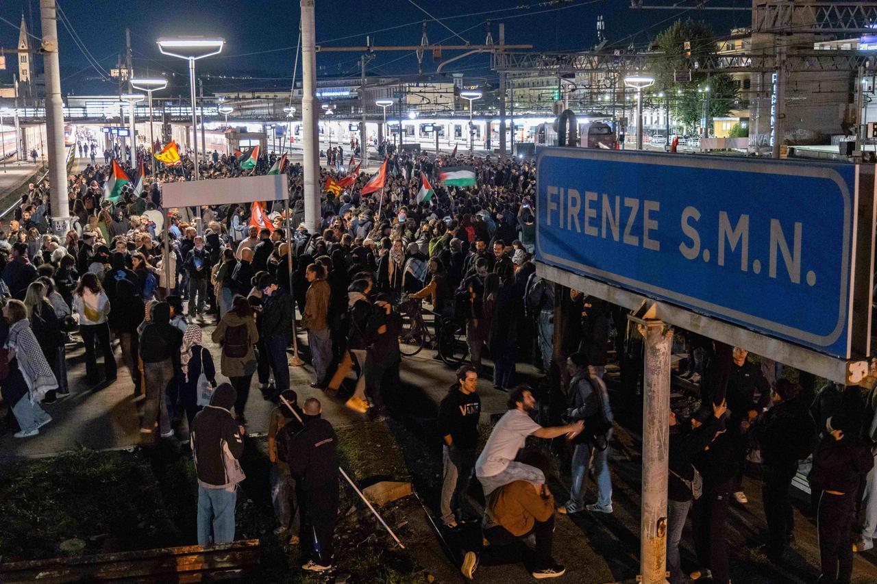 
	I manifestanti occupano i binari a Santa Maria Novella

