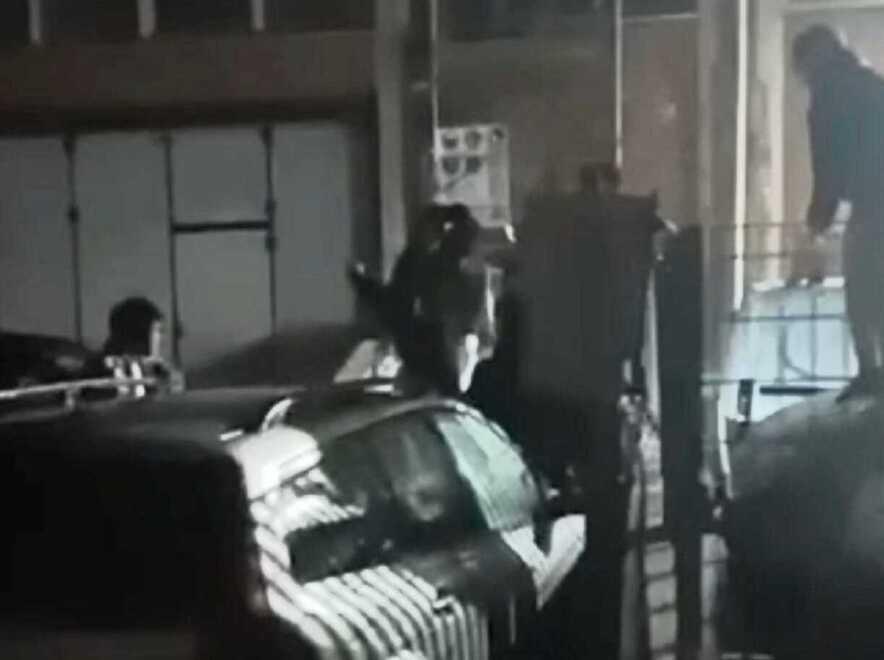 Un'immagine del caos scoppiato in via Provinciale Pisana
