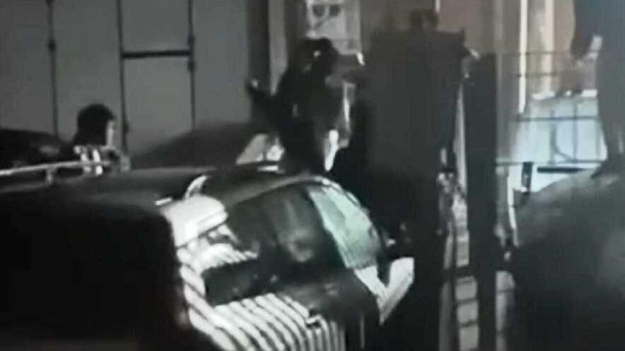 Un'immagine del caos scoppiato in via Provinciale Pisana