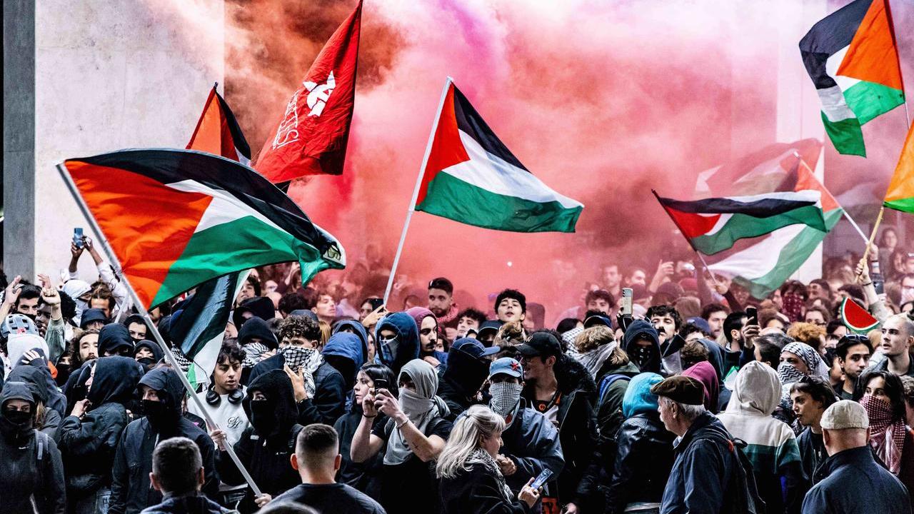 I manifestanti che invadono i binari a Santa Maria Novella