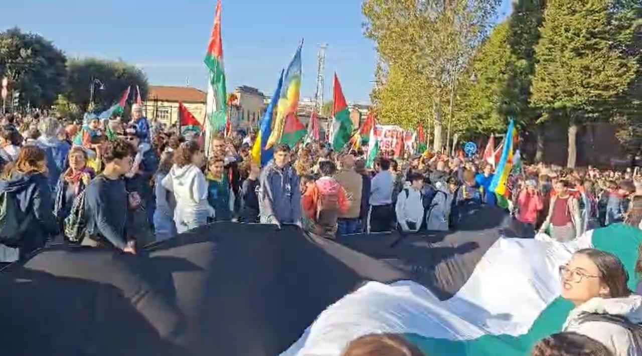 Firenze, migliaia alla Fortezza per Gaza. In piazza il coro “Bella ciao”