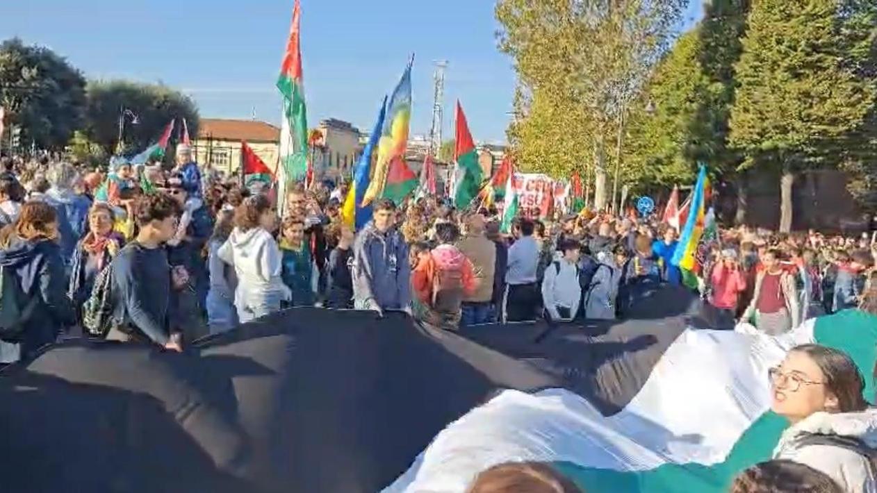 Firenze, migliaia alla Fortezza per Gaza. In piazza il coro “Bella ciao”