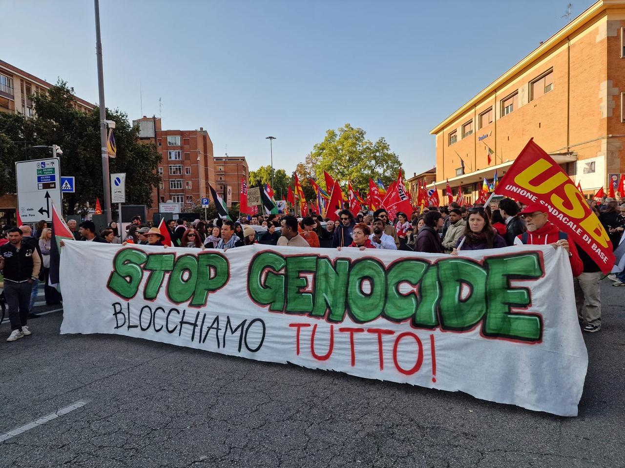 Ferrara si ferma per la Palestina: in cinquemila sfilano per le strade
