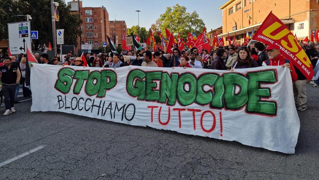 Ferrara si ferma per la Palestina: in cinquemila sfilano per le strade