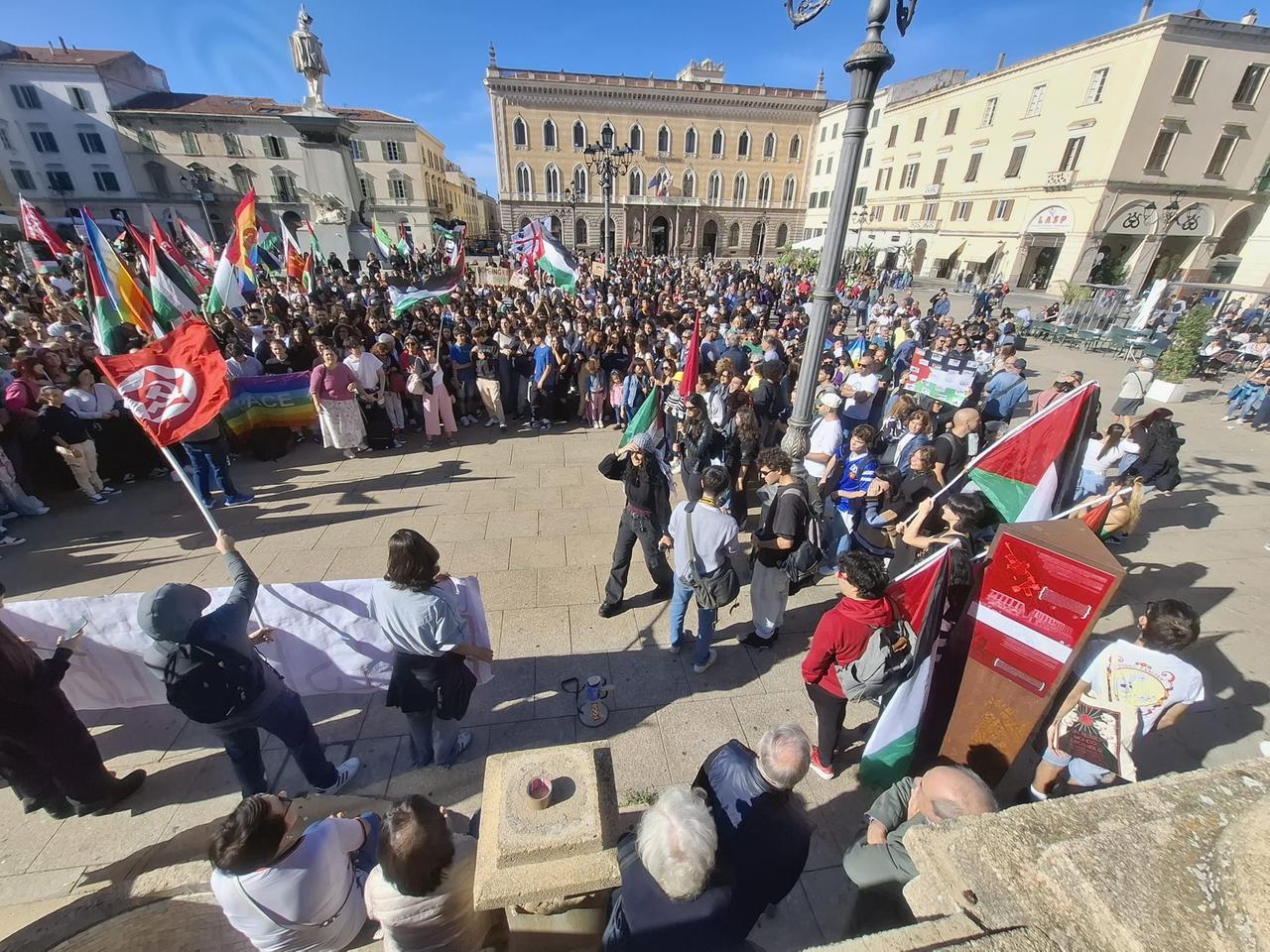 Piazza piena a Sassari per la manifestazione per Gaza e la Flotilla