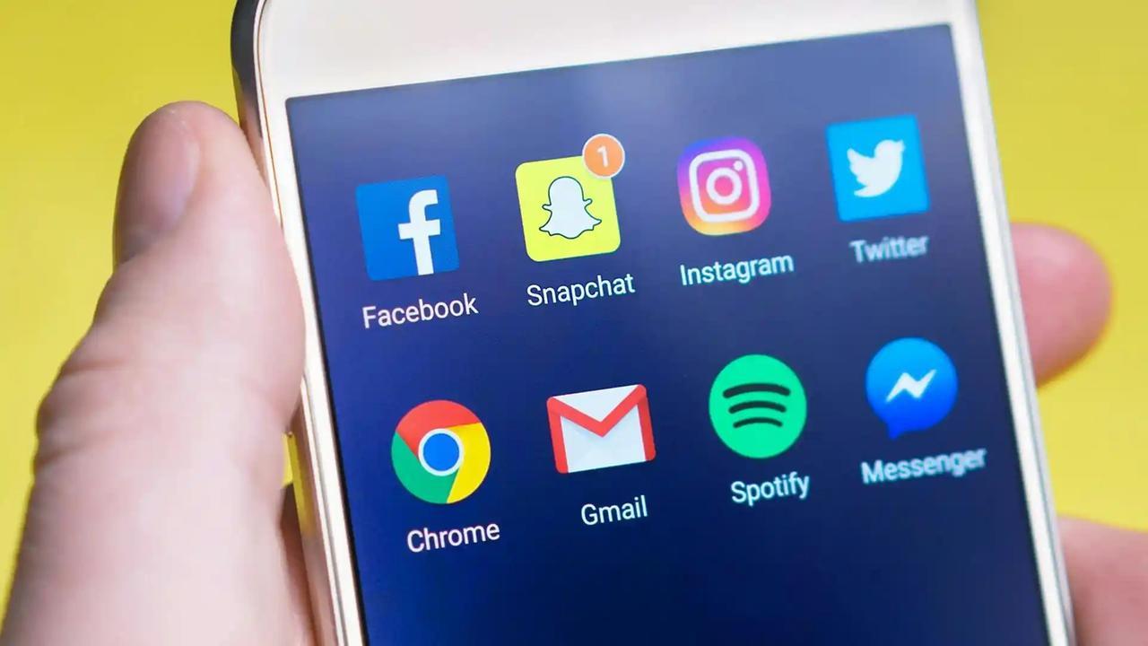 «Sei vestita? Sei a letto?», bimba di 10 anni adescata su Snapchat: 52enne a processo