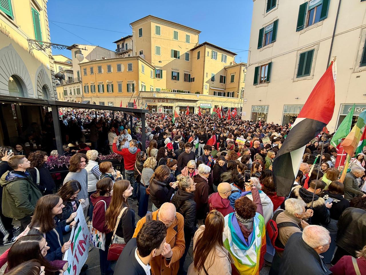 Pistoia, in migliaia dal Globo fino al Comune per dire basta alla guerra in Palestina – Video