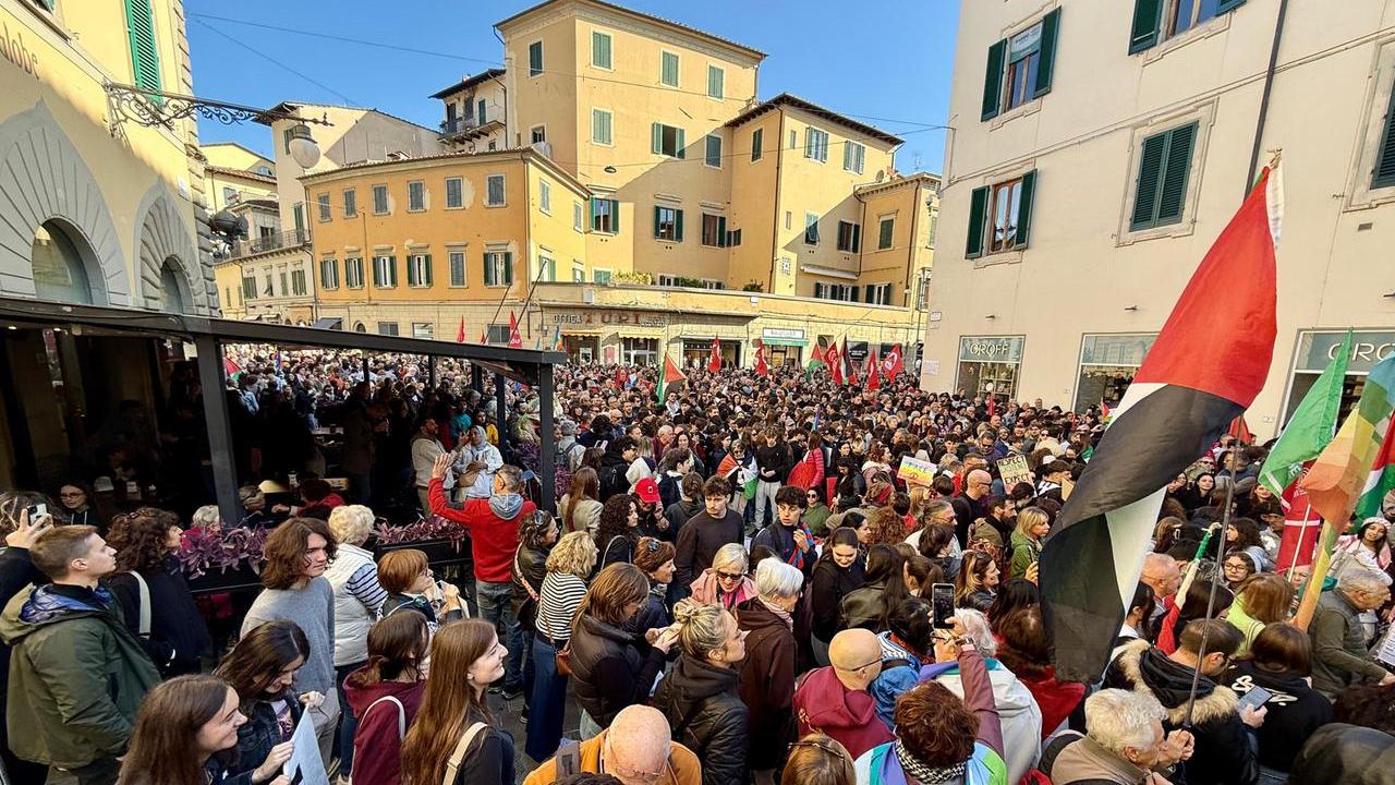 Pistoia, in migliaia dal Globo fino al Comune per dire basta alla guerra in Palestina – Video