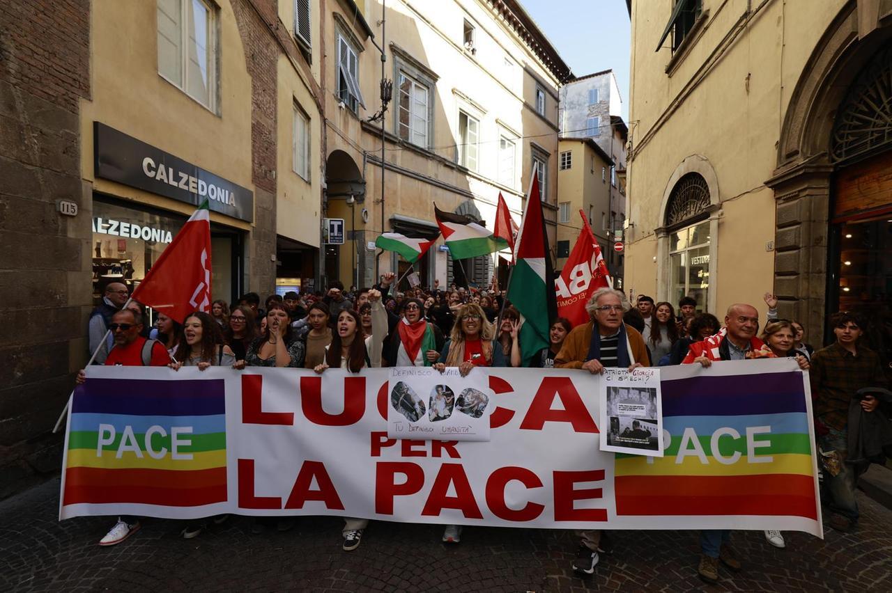 Lucca, in 5000 invadono la città: cori anti Israele e contro le forze dell’ordine – Video