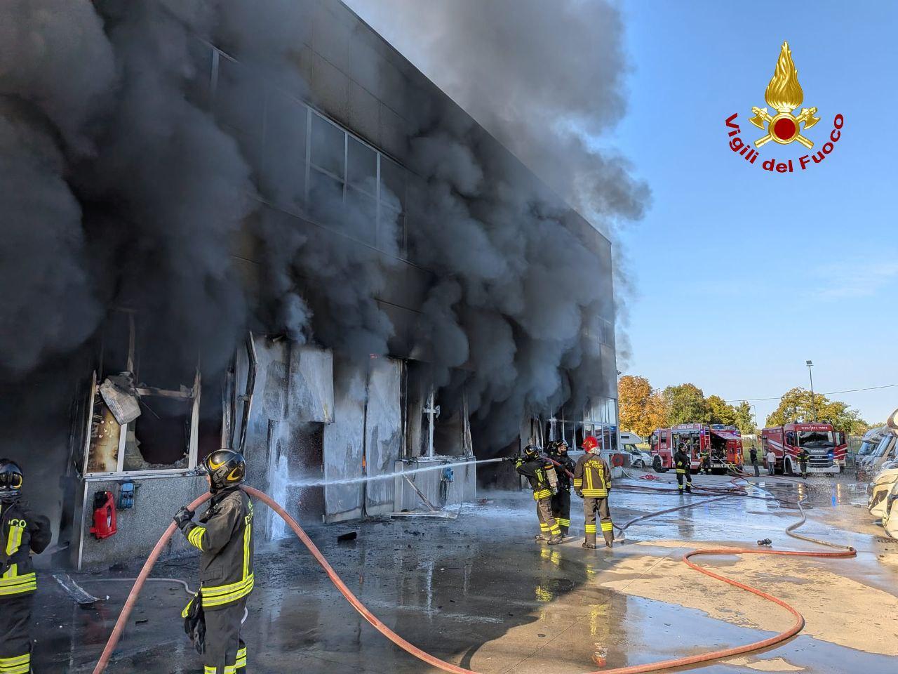 Reggio Emilia, incendio alla concessionaria di camper: un ferito