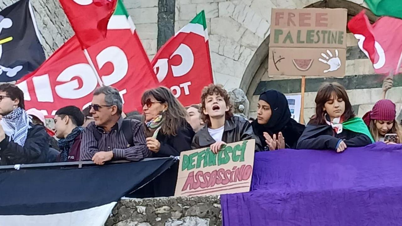 La manifestazione in piazza Santa Maria delle Carceri